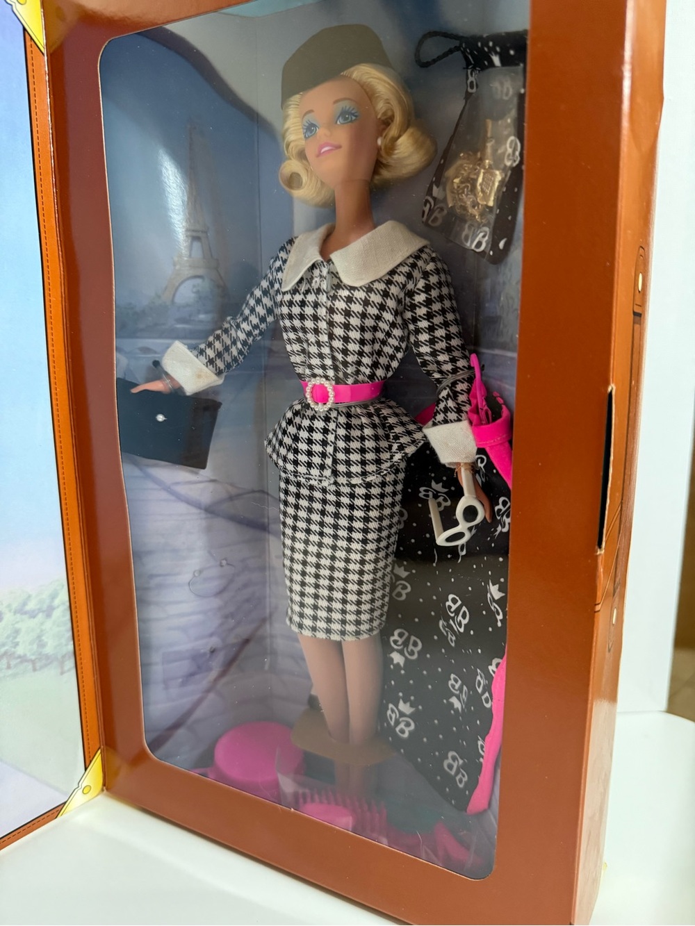 Special Edition 1995 Barbie Fashion Doll in Black, White & Hot Pink accessories - Picture 7 of 9